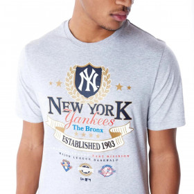 Polera  New York Yankees MLB Badge Graphic Grey Med